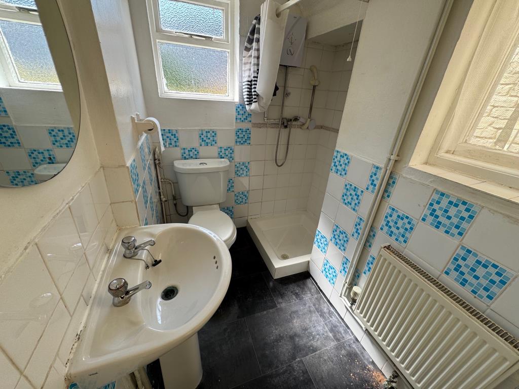 Lot: 48 - TWO-BEDROOM TERRACE HOUSE FOR IMPROVEMENT - Shower room